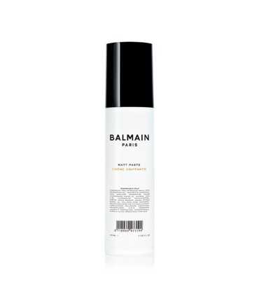 Pâte mate Balmain à tenue moyenne.